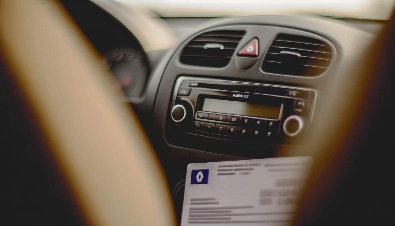 Comment récupérer le code autoradio Renault facilement